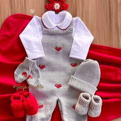 Jardineira Tricot Bordada com Body Golinha Viés Moranguinhos