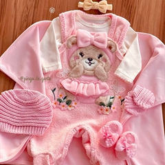 Jardineira Soft Bouclé Bordado Fofinho com Body Ursinha Mavie