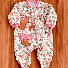 Macacão Plush com Zíper Bordado Ursinha Maria Flor